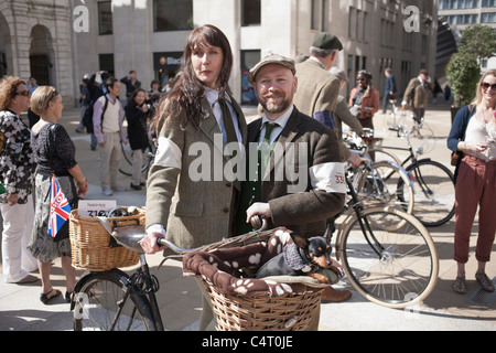 Ein Tweed-gekleidete paar posiert mit ihrem Fahrrad und Daschund beim London Tweed Run 2011 Stockfoto