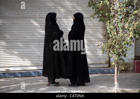 Freundinnen chatten in Yazd, Iran Stockfoto