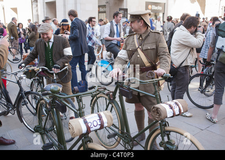 Zwei gut gekleidete Männer posieren mit ihren Fahrrädern in der London Tweed Run 2011 Stockfoto