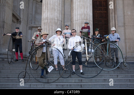 Die Teilnehmer stellen mit dem Hochrad oder Hallo-Rad Fahrrad vor der London Tweed Run, 2011 Stockfoto