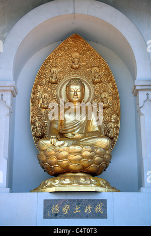 Goldene Buddha-Statue (Erleuchtung) in der Nord-Nische der japanischen buddhistischen Friedenspagode, Battersea Park, London, UK. Stockfoto