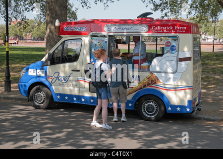 Menschen, die Schlange für ein Eiswagen im Battersea Park, London, UK. Stockfoto