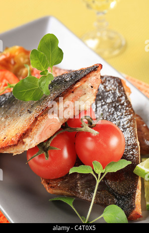 Gebratener Lachs Forellenfilets und Gemüsebeilage Stockfoto