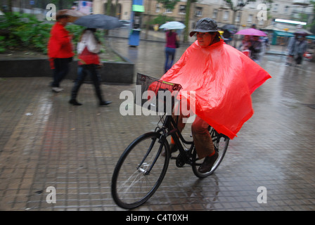 Menschen im Regen in der Stadt im Zentrum Barcelona Europa Stockfoto