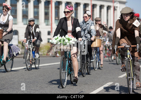 Gut gekleidete Radfahrer am London Tweed Run 2011 Stockfoto