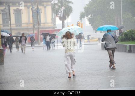 Menschen im Regen in der Stadt im Zentrum Barcelona Europa Stockfoto