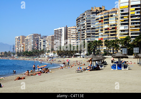 Urlauber, Sonnenbaden am Malagueta Strand, Malaga, Costa del Sol, Provinz Malaga, Andalusien, Spanien, Westeuropa. Stockfoto