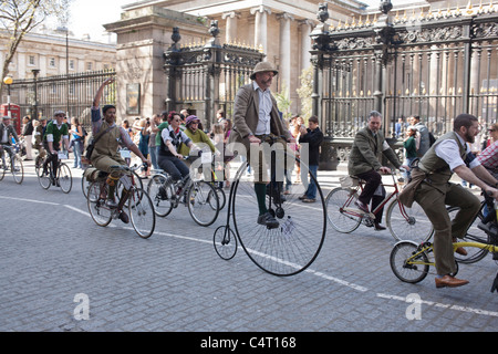 Gut gekleidete Radfahrer am London Tweed Run 2011 Stockfoto