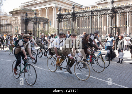 Gut gekleidete Radfahrer am London Tweed Run 2011 Stockfoto