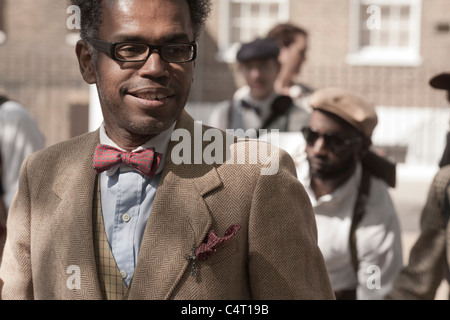 Porträt eines Mannes in einem Tweed Anzug und rot Bowtie beim London Tweed Run, 2011 Stockfoto