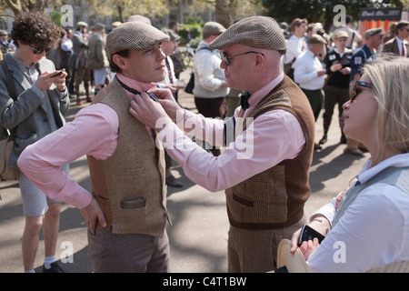 Ein Mann in einem Tweed Weste behebt die Fliege auf seinen passenden Freund beim London Tweed Run 2011 Stockfoto