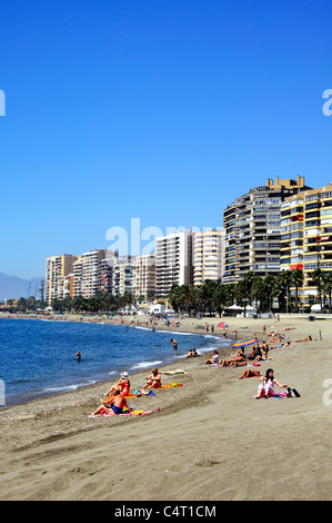 Urlauber, Sonnenbaden am Malagueta Strand, Malaga, Costa del Sol, Provinz Malaga, Andalusien, Spanien, Westeuropa. Stockfoto
