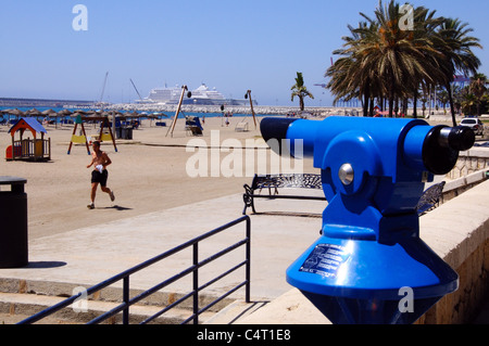 -Teleskop am Rande der Malagueta Strand mit Blick auf den Hafen und das Mittelmeer, Malaga, Costa Del Sol, Spanien. Stockfoto
