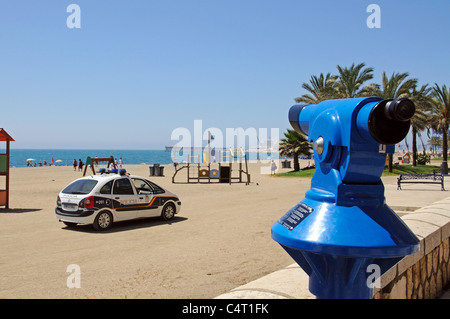 -Teleskop am Rande der Malagueta Strand mit Blick auf ein Polizeiauto, Hafen und Mittelmeer, Malaga, Spanien, Europa. Stockfoto