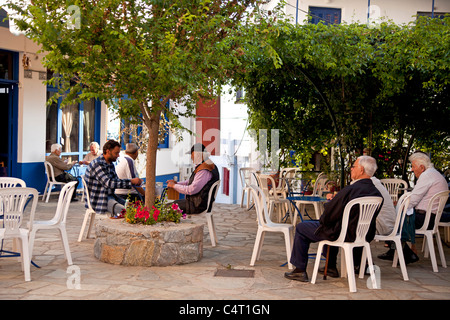 älterer Mann sitzt in einem Café auf dem Dorf Platz Glossa, Skopelos Insel, nördlichen Sporaden, Griechenland Stockfoto