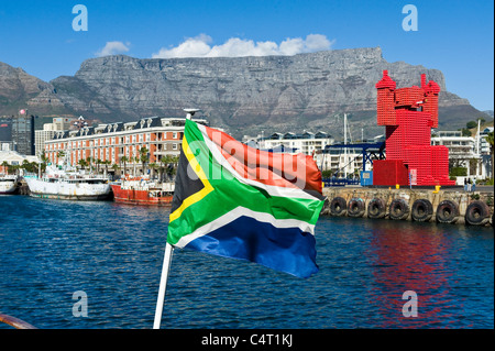 Elliot die Kiste-Fan und südafrikanische Flagge mit dem Tafelberg Blick vom V & A Waterfront Stockfoto