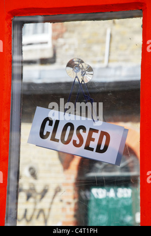 geschlossene Schild an die Tür des London-shop Stockfoto