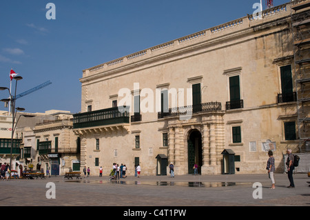 Das frisch restaurierte Grand Masters Palastgebäude Gesichter auf Schlossplatz mit Wasserfontänen in Valletta, Malta Stockfoto