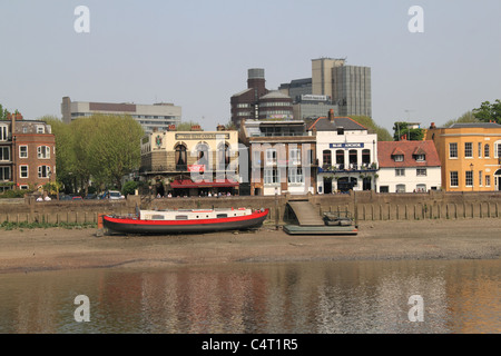 Riverside Pubs und Hausboot auf der Themse, Hammersmith, West London, England, Großbritannien, Deutschland, UK, Europa Stockfoto