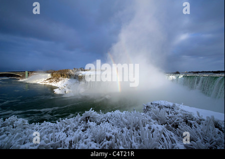 Winter-Regenbogen über Niagara Falls Stockfoto