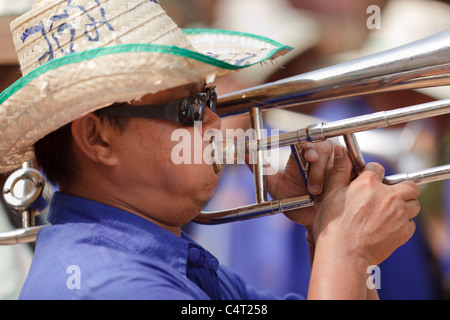 Thailändische Musiker Messing bei der neuen buddhistischen Mönch Feier in Uttaradit Stadt, thailand Stockfoto