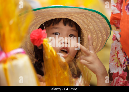 thai Mädchen bei der neuen buddhistischen Mönch Feier in Uttaradit Stadt, thailand Stockfoto