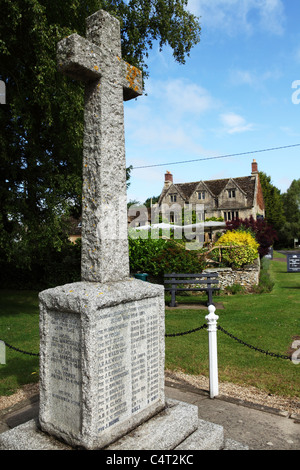 Das Kriegerdenkmal, widmet sich die Männer des Dorfes Clanfield in Oxfordshire, England. Stockfoto