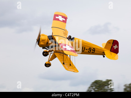 Bücker Bu - 133C Jungmeister U-99 RV G-AXMT im Flug am Breighton Flugplatz Stockfoto