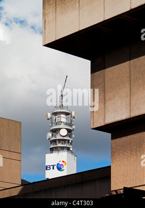 Die BT-Turm in Birmingham UK das höchste Gebäude in der Stadt eröffnet 1966 mit Paradise Forum vor Stockfoto