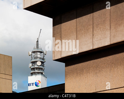 Die BT-Turm in Birmingham UK das höchste Gebäude in der Stadt eröffnet 1966 mit Paradise Forum vor Stockfoto