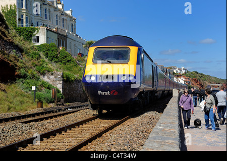 ersten großen westlichen high-Speed train vorbeifahrenden Menschen zu Fuß entlang der Küste Weg Dawlish Devon England uk Stockfoto