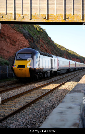 ersten großen westlichen Hochgeschwindigkeitszuges Dawlish entlang der Küsten-Bahn in Richtung Linie Devon England uk Stockfoto