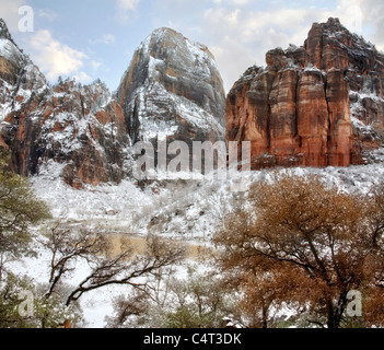 Berge und Schnee In Zion Valley, Zion Nationalpark, Utah, USA Stockfoto