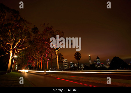 Nachtbeleuchtung Eukalyptus Zitrone duftenden Eukalyptusbäumen im Kings Park mit Perth Skyline, Western Australia, Australien Stockfoto