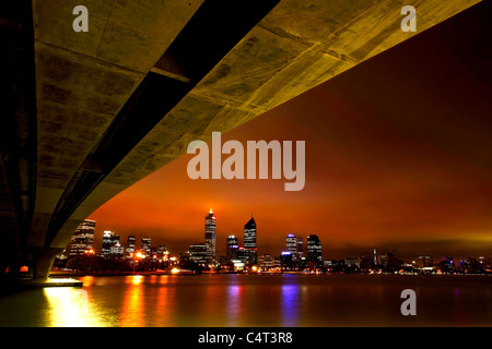 Skyline über den Swan River unterhalb der Narrows Bridge, Perth, Western Australia, Australien Stockfoto