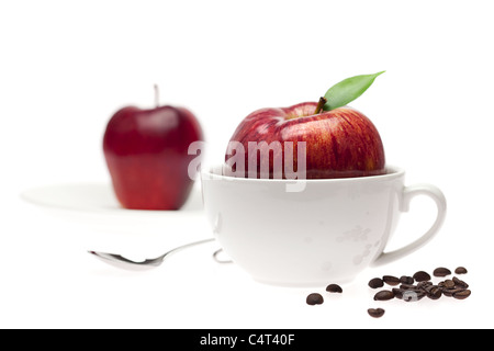 Äpfel in eine Schüssel, Löffel und Kaffeebohnen isoliert auf weiss Stockfoto