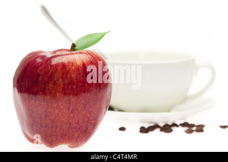 Äpfel in eine Schüssel, Löffel und Kaffeebohnen isoliert auf weiss Stockfoto