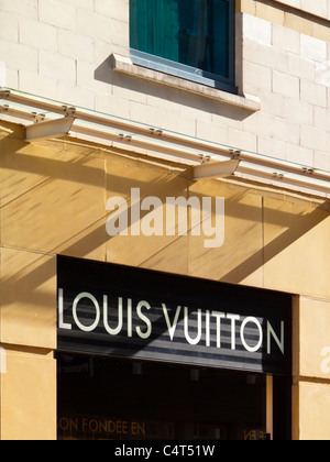 Melden Sie außen Louis Vuitton-Geschäft in Birmingham City Centre England UK Stockfoto