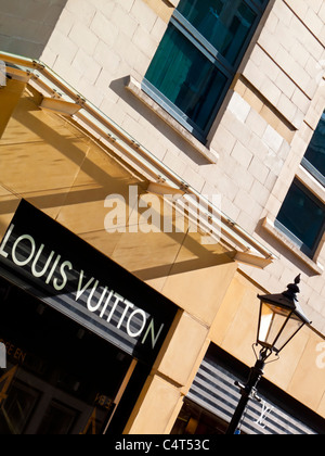 Melden Sie außen Louis Vuitton-Geschäft in Birmingham City Centre England UK Stockfoto