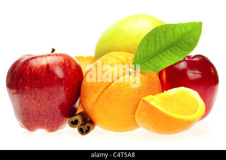 Zimtstangen, Orangen und Äpfel, isoliert auf weiss Stockfoto