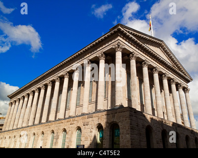 Stein-Säulen an der Hauptfassade des Rathauses von Birmingham im Jahre 1834 geöffnet und verwendet als Veranstaltungsort für Konzerte für die Stadt in Mittelengland Stockfoto