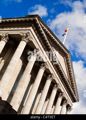 Stein-Säulen an der Hauptfassade des Rathauses von Birmingham im Jahre 1834 geöffnet und verwendet als Veranstaltungsort für Konzerte für die Stadt in Mittelengland Stockfoto