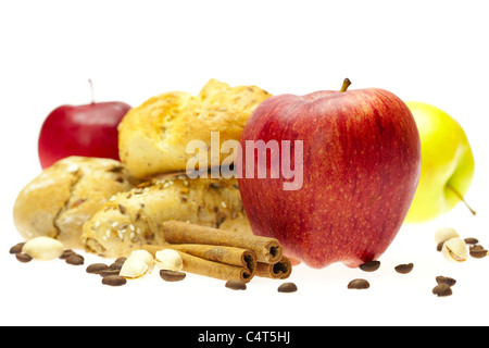 Apfel, Brot und Zimt isoliert auf weiss Stockfoto