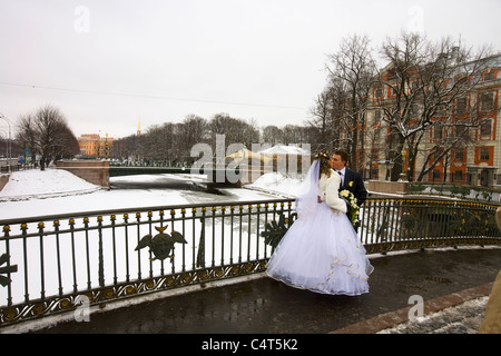 Hochzeitspaar fotografiert küssen auf Brücke über die Moika River, Sankt-Petersburg Russland Stockfoto