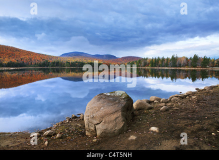 Eine bunte und pastorale Berg See Szene auf ein Herbstabend, Loon Lake, Adirondack Mountains, New York, USA Stockfoto