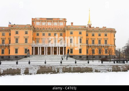 Hochzeitspaar auf den Stufen des Mikhailovsky Castle, St. Petersburg im Winter fotografiert Stockfoto