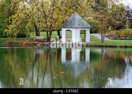 Ein Pavillon auf einem ruhigen Teich im Herbst, südwestlichen Ohio, USA Stockfoto