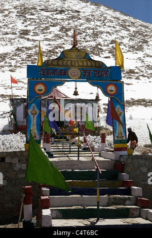 In der Nähe von Leh, Ladakh im nördlichen Indien sind die Himalaya mit schneebedeckten Bergen, die trockenen, unfruchtbaren kalte Wüste, von tibetischen Abfahrten bewohnt. Stockfoto