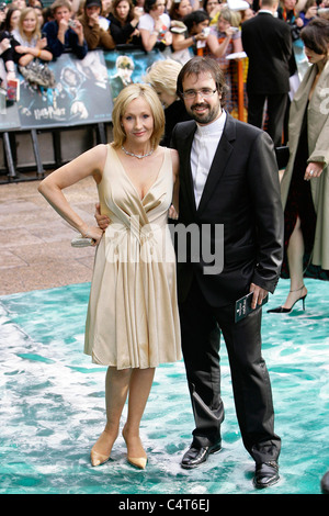 Englische Autorin J.K. Rowling und ihr Ehemann Dr. Neil Murray kommen bei der Premiere von "Harry Potter und der Orden des Phönix" Stockfoto