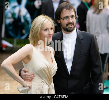 Englische Autorin J.K. Rowling und ihr Ehemann Dr. Neil Murray kommen bei der Premiere von "Harry Potter und der Orden des Phönix" Stockfoto
